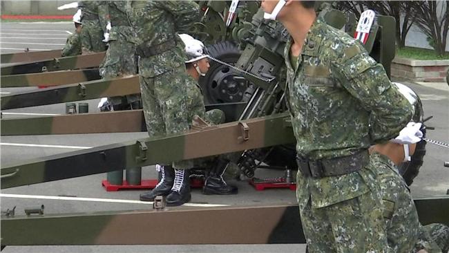 摸女兵胸部　少校：可以不要上車啊！