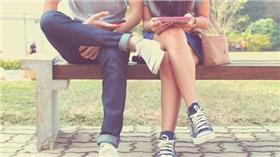 日前就有人在PTT男女版PO文向網友求救「何謂連續劇的交往模式？」。PO文一出，立即獲得網友超專業解析。