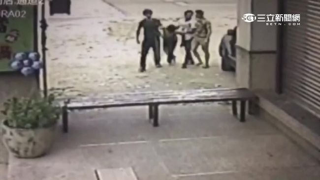馬路竟變格鬥場　青少年遭圍毆送醫