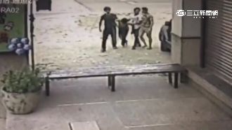 馬路竟變格鬥場　青少年遭圍毆送醫