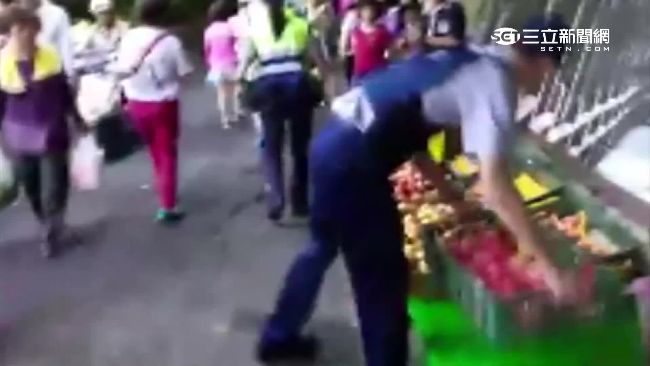 攤位擋道警搬水蜜桃　攤商追罵遭壓制