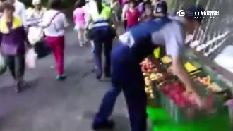 攤位擋道警搬水蜜桃　攤商追罵遭壓制