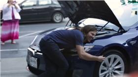 知恩圖報! 老闆大方加薪 員工送車回報-擷取自YouTube