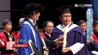 吳寶春新加坡碩士畢業　論文奪銅獎