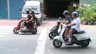 嘉義街頭猛闖紅燈　網友：燈號假的？