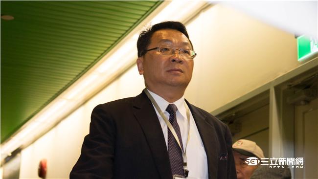 瘋抓寶可夢　立委盼修法開罰低頭族