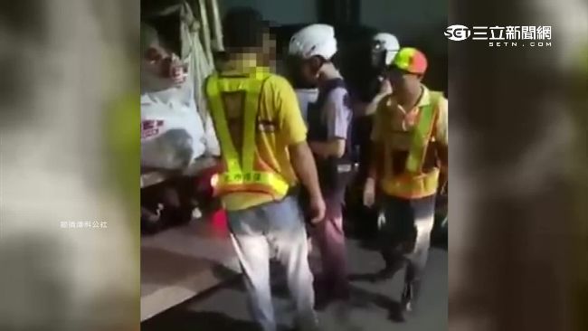 不滿清潔車擋路　男失控暴怒