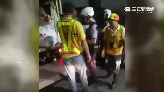 不滿清潔車擋路　男失控暴怒