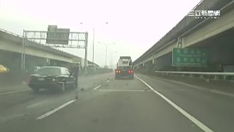 拖板車右切猛撞轎車　連引擎蓋都噴飛