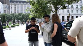 野生小賈抓野生寶可夢
圖／翻攝自Tech Insider
http://www.techinsider.io/justin-bieber-caught-playing-pokemon-go-in-central-park-2016-7