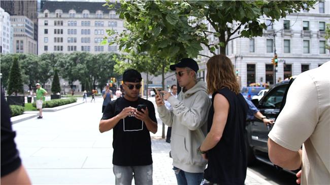 為抓寶可夢　意外捕獲野生小賈