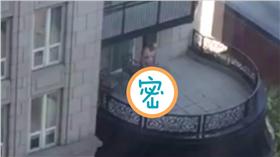 陽台,口交（圖／翻攝自每日星報） http://www.dailystar.co.uk/news/latest-news/530830/Two-women-graphic-sex-act-man-hotel-balcony-public