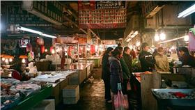 菜市場（圖／攝影者Blowing Puffer Fish，Flickr CC License）
https://www.flickr.com/photos/changyisheng/5299728851/in/photolist-95juKn-pLZfMz-6w7Rhs-4CUZFJ-onAwCi-7PGki2-dj16qP-miif7W-cTU1jf-nToJYR-cRSfPu-95jvkg-bmdgyf-4hMB8d-puMCAk-95nyWC-7UVr38-95jvRx-puMCtX-brndQY-FHsen-jousj-75Fsob-215y9d-nRWB5x-4g9SDk-4aEpib-cw59Hs-nFhjW5-95nzrG-4wvcRz-hxfLSs-cTrDwA-79qYVW-cTU2kh-79n7mH-4CQJpr-4knkWb-f3toEh-49d4VK-eaF9xr-a8X5T7-79qZvA-7w1wpD-95jw3Z-79n6FT-9nVRuW-bMB7cF-o6XFPr-aezCco