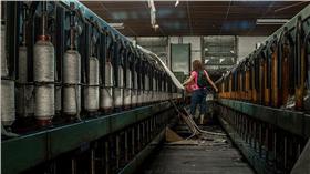 紡織,工廠（圖／攝影者darkday，Flickr CC License）
https://www.flickr.com/photos/drainrat/14623777675/in/photolist-ohfFBR-t24dM-nNZgXA-5LZJwQ-gwucTM-5LZJBb-ohfCgc-ji4CFX-8CDJEe-nwDHVv-qZEMK9-63VZgR-nP8WsZ-gwtHaC-dv88SB-nZLH3o-nZNiX8-9RJMx4-nZLy1U-eJ3CwC-nZKKgJ-nP5joQ-f6hjsv-oh3imw-f5Tm5u-nwCYiw-f5R8ZG-ofeV1Q-f6PJ9H-8CDHwH-ofdA4y-oiZqwr-bN1eCe-gVeNCa-ogZ5Da-oh3UwS-f5SuL7-nZxa3U-ogWbAX-nP9fJt-bxJHGo-nM62kJ-nZJ4gU-nP7VQP-eK7fff-nwCEEp-nm3NBV-nZKo6g-nwDqBb-f5RVJf