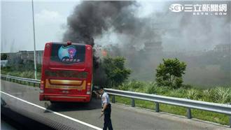 遊覽車自撞陷火海　26名陸客罹難