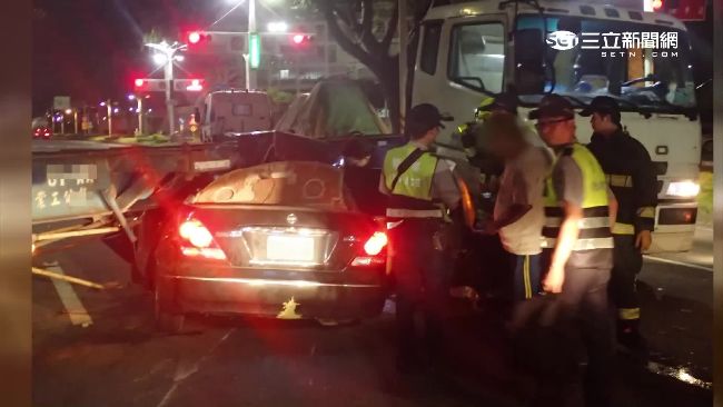 酒駕釀禍！轎車失控撞拖板車卡車底