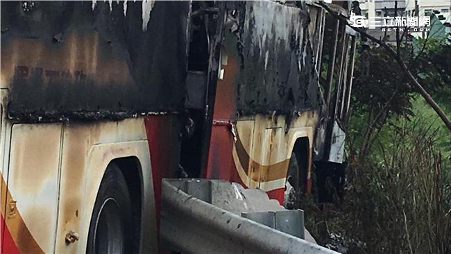 遊覽車行進間起火！車門被堵死阻逃生