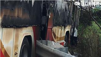 遊覽車行進間起火！車門被堵死阻逃生