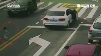 嬤路中開車門穿越　孫子追上遭撞飛