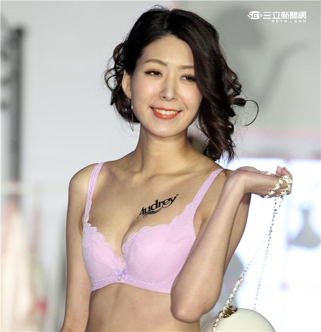 2016春夏性感內衣秀。（記者邱榮吉/攝影）