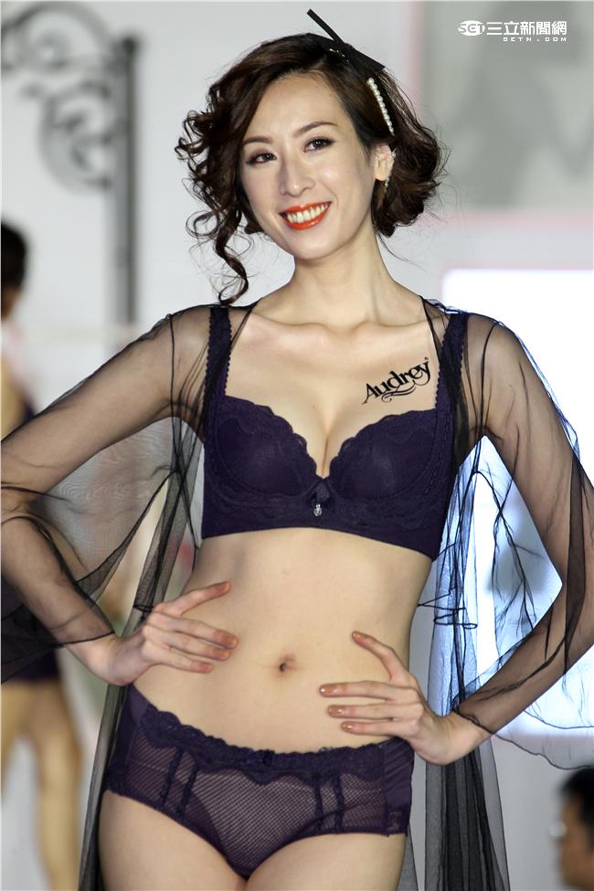 2016春夏性感內衣秀。（記者邱榮吉/攝影）