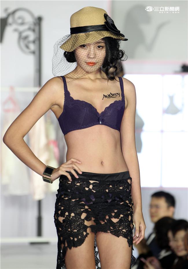 2016春夏性感內衣秀。（記者邱榮吉/攝影）
