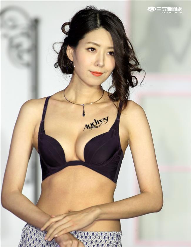 2016春夏性感內衣秀。（記者邱榮吉/攝影）