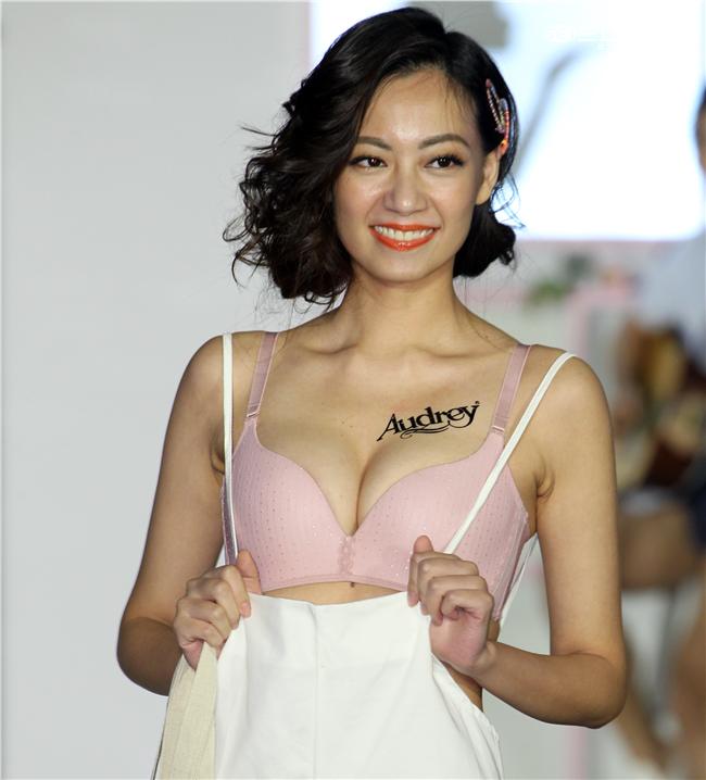 2016春夏性感內衣秀。（記者邱榮吉/攝影）