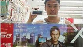 今日東尼大木在個人粉絲團PO文，再度與周董「神合體」