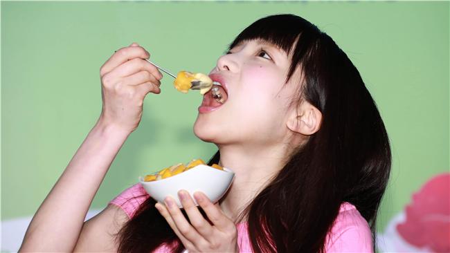 被吃相萌翻！日大胃女王萌梓吃遍台灣