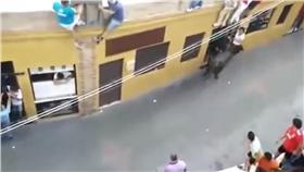 西班牙奔牛節（圖／翻攝自YouTube）