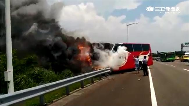 火燒車畫面曝光　直擊警民驚險搶救