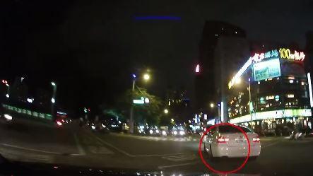 警匪追逐實錄！BMW狂飆閃警車包夾
