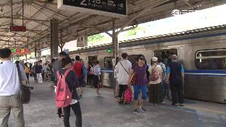 孩子車站當樂區　母冷眼旁觀挨批不管