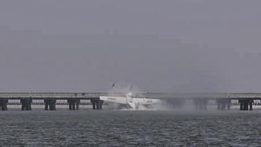 上海一架水上飛機撞橋　5人不幸罹難