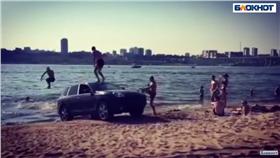 戰鬥民族,俄羅斯,戲水,圖／YouTube