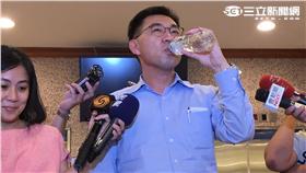 立委江啟臣喝太平島淡水。（記者陳彥宇攝）