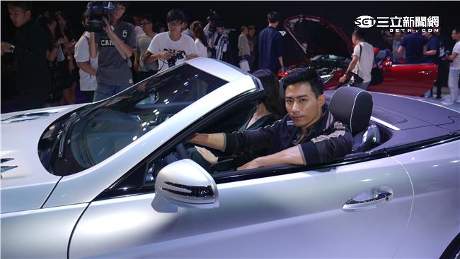 賓士新SL400　電動硬頂敞篷跑車