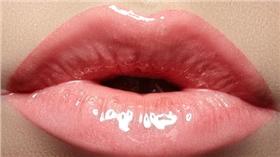 手機遊戲「Pokémon GO」紅遍全球，許多玩家都爭相搶抓寶可夢。而英國在日前，一名女性因整型成癮，經五官多次整型後，雖讓嘴唇豐厚，卻激似神奇寶貝「迷唇姐」。