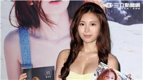 鄭佳純雞排妹破尺度推「最後一本寫真」，現場更慎重舉行「封箱儀式」，正式宣示不再出寫真。（記者邱榮吉/攝影）

