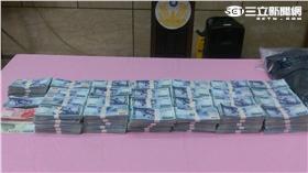 警方今天下午在內湖山區查獲1263萬贓款（楊忠翰攝）