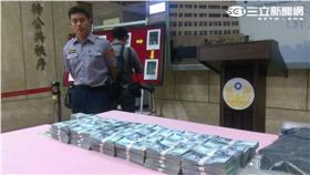 警方今天下午在內湖山區查獲1263萬贓款（楊忠翰攝）