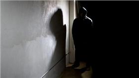 英國一名處男變態小學教師在網上扮少女，引誘至少50名男童在鏡頭前做出性愛動作，其中年齡最小僅有八歲，最終被重判入獄5年4個月