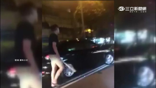 疑行車糾紛　2男在馬路上演格鬥賽