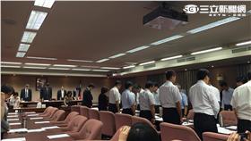 交通委員會默哀,火燒車　圖／記者張之謙攝