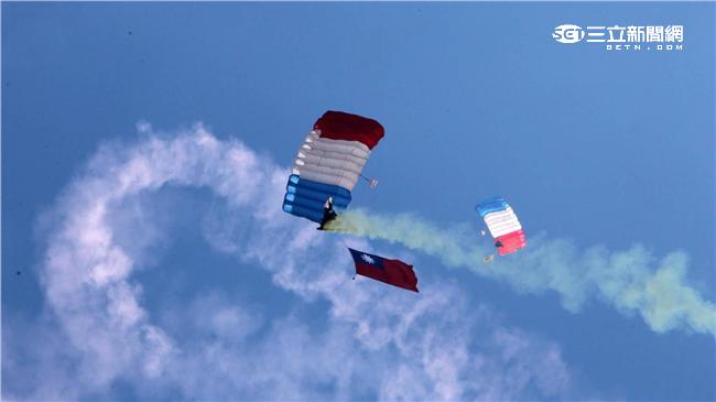 十名神龍小組成員搭乘CH-47直升機到達七千英呎高空一躍而下，彩色煙霧劃過藍天白雲，更襯托出神龍健兒的英姿。（記者邱榮吉/屏東拍攝）