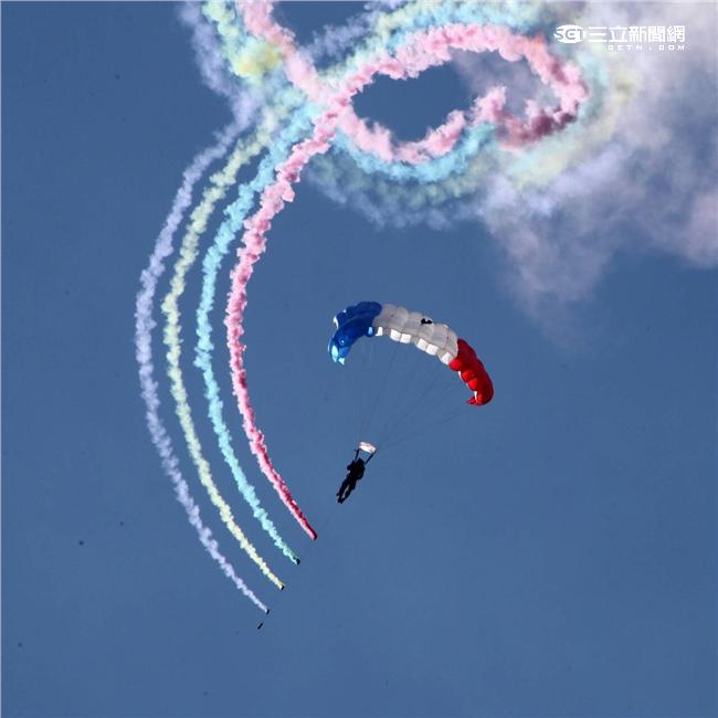 十名神龍小組成員搭乘CH-47直升機到達七千英呎高空一躍而下，彩色煙霧劃過藍天白雲，更襯托出神龍健兒的英姿。（記者邱榮吉/屏東拍攝）