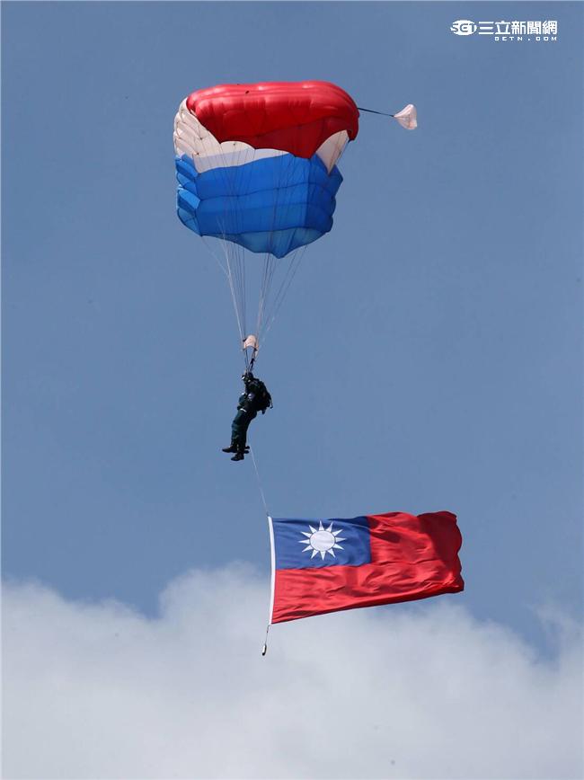 神龍小組空中拉著國旗從天而降展現愛國心。（記者邱榮吉/屏東拍攝）

