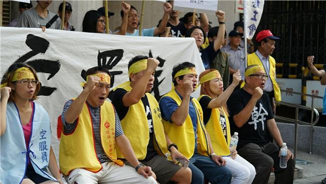場外抗議場內鬥爭　一例一休還有得拖
