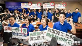 ▲國民黨立委占據主席台反對「一例一休」，標語看板卻打錯字。（圖／記者林敬旻攝）